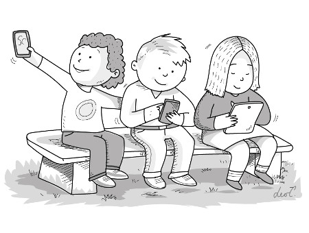 Tre bambini seduti su una panchina che giocano con tablet e smartphone e si fanno i selfie