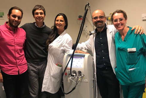 Foto dei professionisti del Meyer accanto al nuovo laser