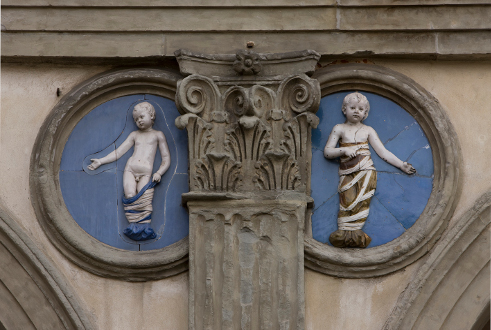 Putti di Della Robbia all'Istituto degli Innocenti di Firenze