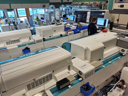 Foto del laboratorio con macchinari e attrezzature all'interno dell'ospedale Meyer