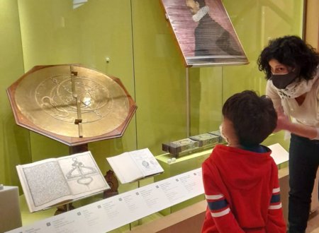 Foto di un bambino di spalle che guarda una teca del Museo Galileo di Firenze
