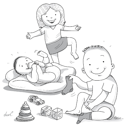 Tre bambini contenti di essere scalzi