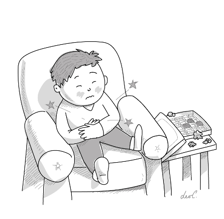 Bambino seduto in poltrona con forte mal di pancia per aver mangiato troppi cioccolatini