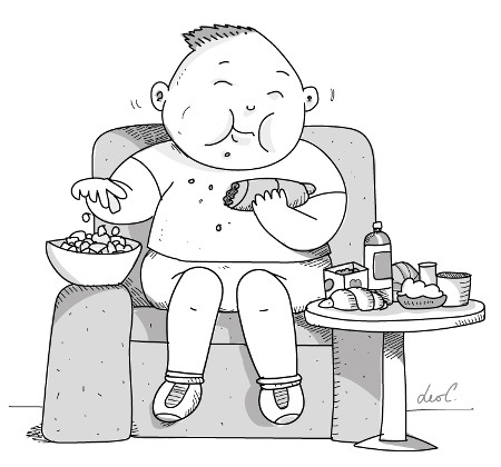 Bambino seduto in poltrona che si abbuffa di cibo