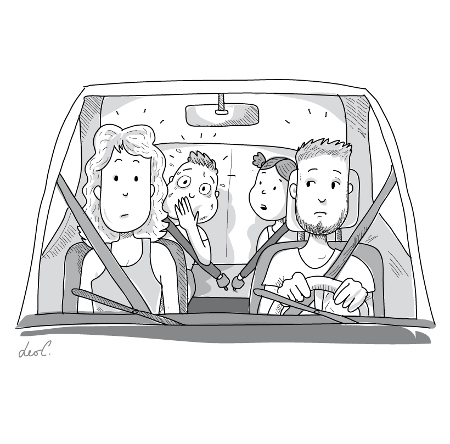 Una famiglia in automobile: il padre e la madre seduti davanti e i due figli seduti dietro. Il bambino sofferente per il mal d'auto