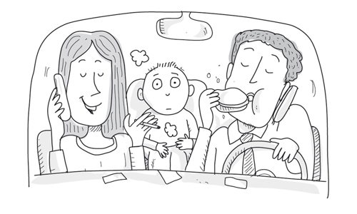 Bambino seduto in auto preoccupato perché i genitori mangiano e parlano al telefono mentre sono alla guida