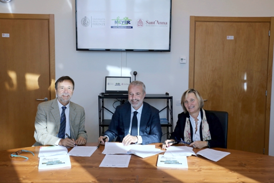 Foto firma dell'accordo siglato questa mattina al Meyer tra la rettrice della Scuola Superiore Sant’Anna, Sabina Nuti, il rettore dell’Università degli Studi di Firenze, Luigi Dei e il direttore generale dell’Azienda Ospedaliero Universitaria del Meyer, Alberto Zanobini