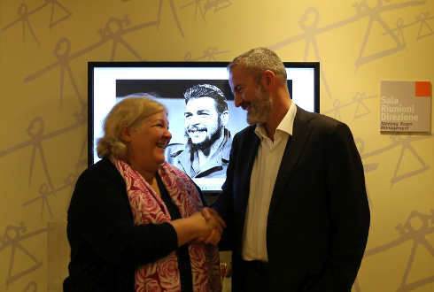 Fotografia di Aleida Guevara e Alberto Zanobini che si stringono la mano