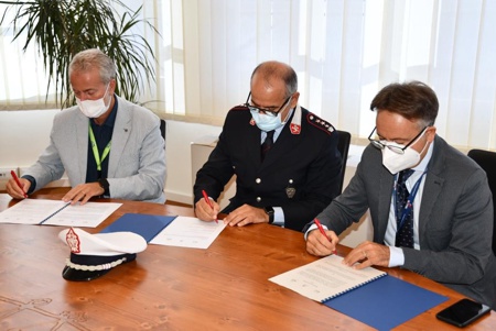 Foto firma alleanza Alberto Zanobini, Direttore generale del Meyer, Alessandro Benedetti, segretario generale della Fondazione Meyer e il comandante della Polizia municipale Giacomo Tinella