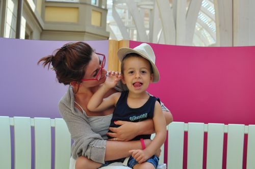 foto mamma con bambino per il nuovo Centro di Audiologia del Meyer