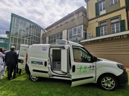 Foto del nuovo mezzo per la raccolta del latte a domicilio donato dalla Fondazione Meyer