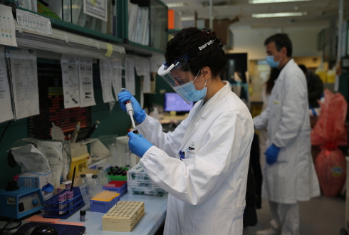 Foto del laboratorio di analisi del Meyer con due tecnici al lavoro protetti dai dispositivi di sicurezza individuale