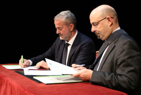 Alberto Zanobini e Roberto Sgalla firmano il protocollo d'intesa sul palco del teatro Niccolini di Firenze
