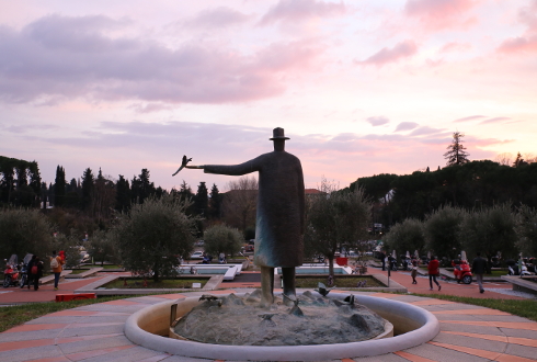 Foto della statua di Folon all'ingresso del Meyer