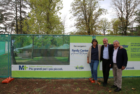 Foto dell'assessore Saccardi insieme a Zanobini e Donzelli davanti al cantiere del family center Anna Meyer