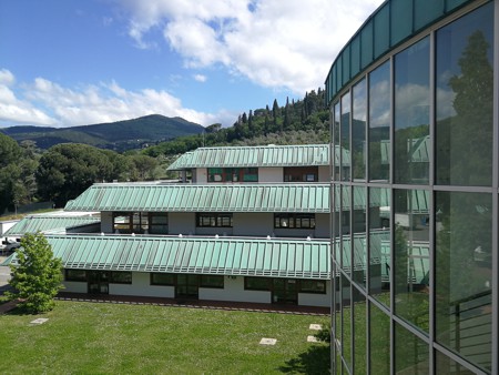 Foto esterno vetrata dell'ospedale Meyer
