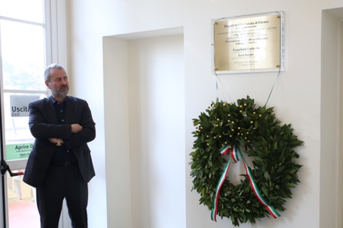 Giornata della memoria - Foto Cerimona con Alberto Zanobini vicino alla targa per Umberto Franchetti e Sergio Levi