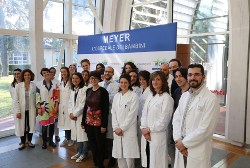 Foto di gruppo dei 24 vincitori delle borse di studio per giovani innovatori