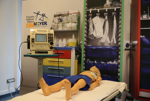 Foto di un manichino usato per la simulazione pediatrica