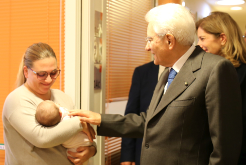 Foto del Presidente della Repubblica Sergio Mattarella con una piccola paziente del Meyer