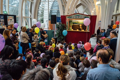 Meyer per amico - Foto edizione 2016- Bambini e genitori seguono lo spettacolo delle marionette