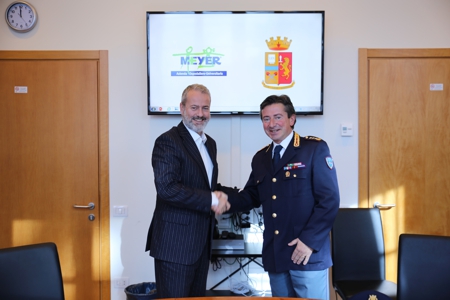 Foto di Alberto Zanobini, Meyer, e Giorgio Bacilieri, Polizia postale, che si stringono la mano