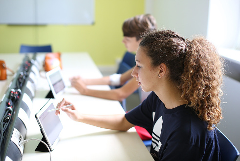 Due alunni della scuola del Meyer studiano sui tablet nell'aula multimediale