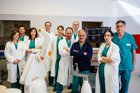 Foto équipe neurochirurgica del dottor Lorenzo Genitori in sala operatoria