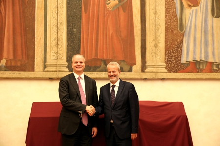 Foto stretta di mano fra il direttore del Meyer Alberto Zanobini e il direttore degli Uffizi Eike Schmidt