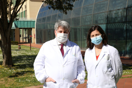 Foto del professor Frnacesco Morini e della dottoressa Chiara Grimaldi nel giardino del Meyer