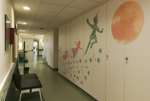 Foto delle nuove decorazioni a tema Peter Pan che animano il corridoio del day hospital oncoematologia