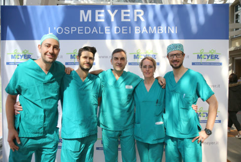 Foto di Antonino Morabito con il suo team di chirurghi