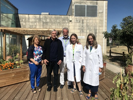 Foto visita Don Ciotti nell'orto giardino del Meyer