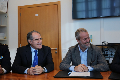 Foto di Alberto Zanobini, direttore generale del Meyer, e Alberto Intini, Questore di Firenze